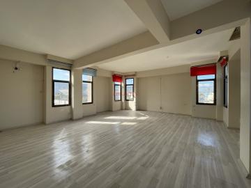 EMLAKTAŞ'TAN BORNOVA CADDESİ ÜZERİ 100 M2 HAZIR OFİS *GÜVENLİKLİ