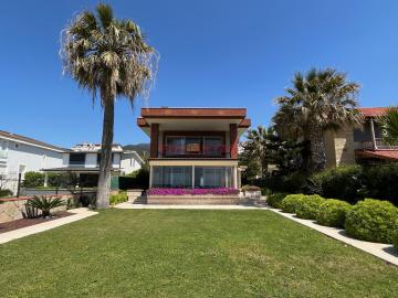 EMLAKTAŞ'TAN DENİZE SIFIR KONUMDA, 750 M2 ARSA İÇİNDE 600 M2 MÜSTAKİL VİLLA