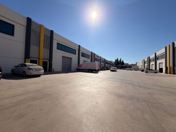 EMLAKTAŞ'TAN ERENA PLAZA'DA 650 M2 LÜKS İŞYERİ**OFİSLİ, RAMPALI